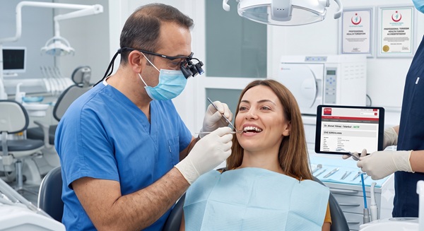 TDB certified dentist examining a patient in an accredited Turkish dental clinic