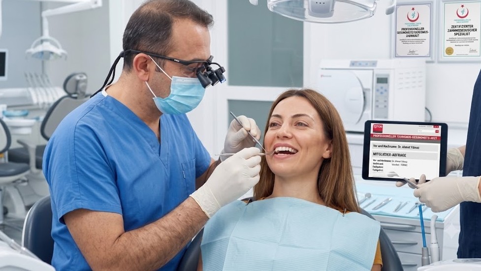 Zahnarzt in der Türkei bei der Untersuchung einer Patientin mit digitaler Zertifikat-Überprüfung auf einem Tablet.